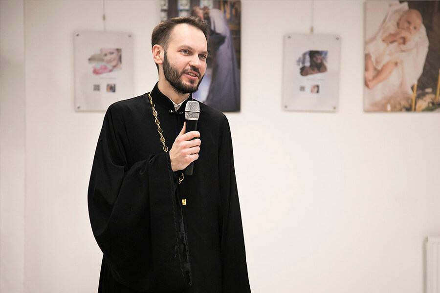 священник у микрофона