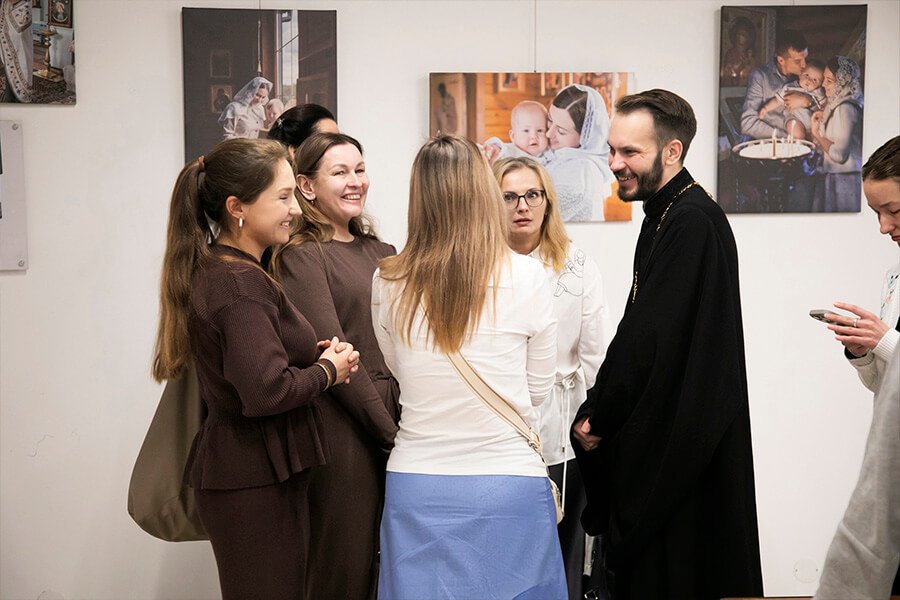 беседа священника с молодежью