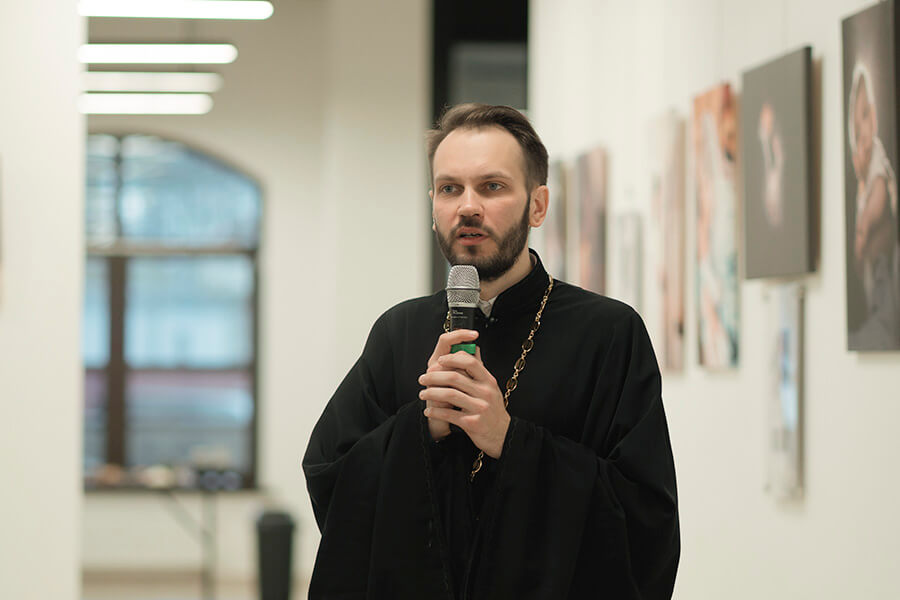 священник говорит