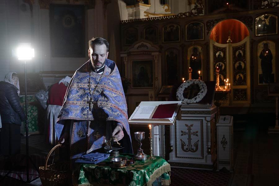 священник объясняет богослужение