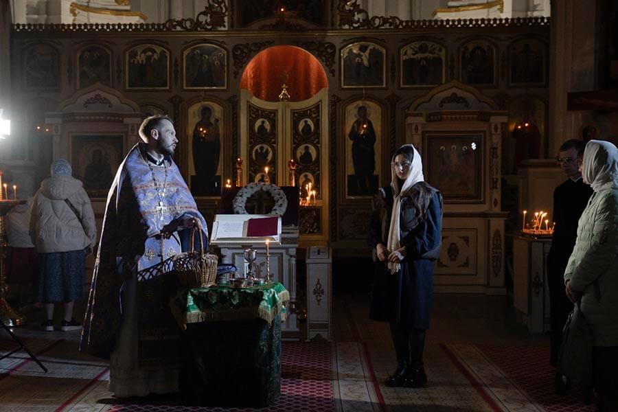 девочка подросток в храме