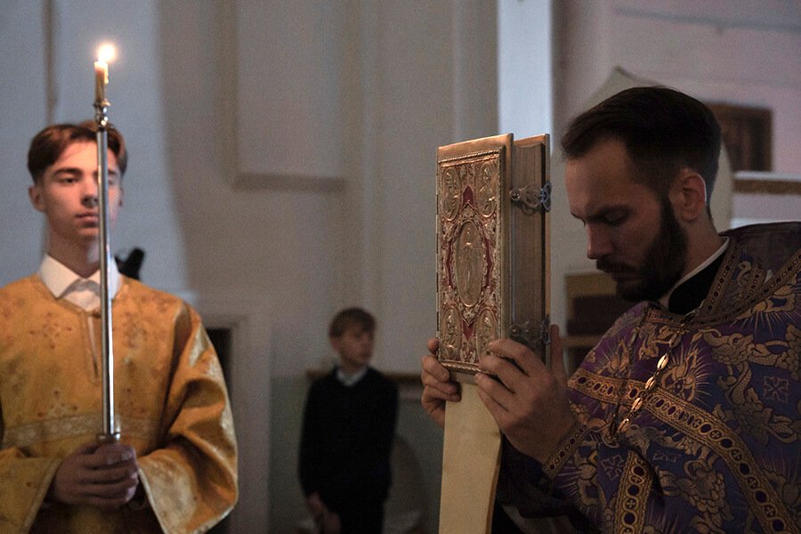 священник с Евангелием
