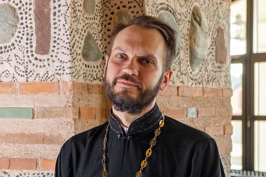 улыбка священника