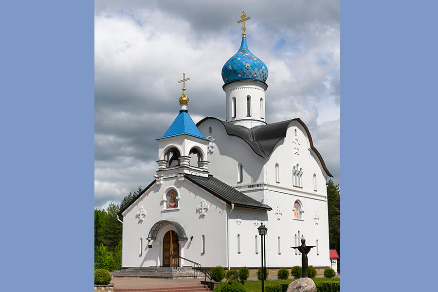 храм на монастырском подворье