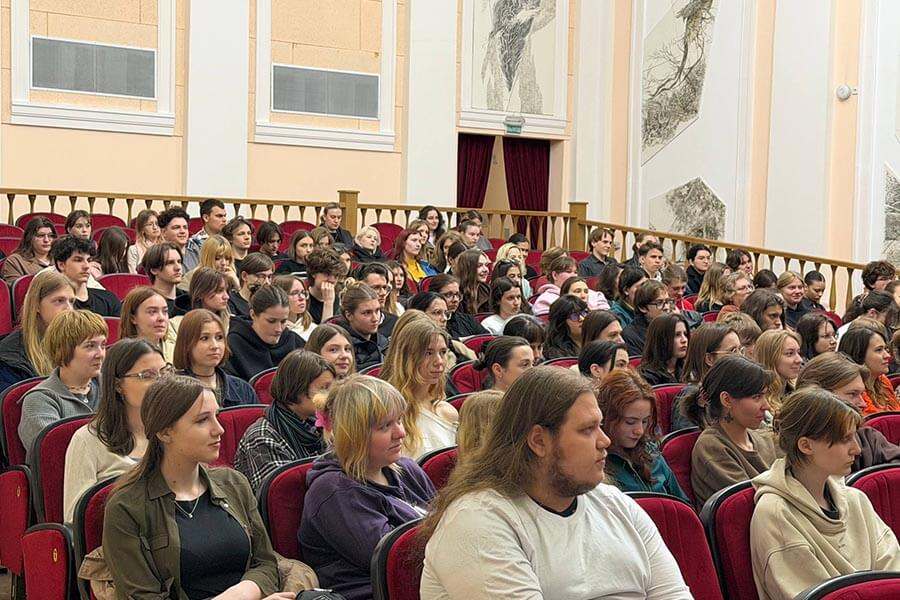 студенты академии искусств