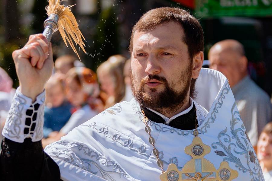 молодой священник