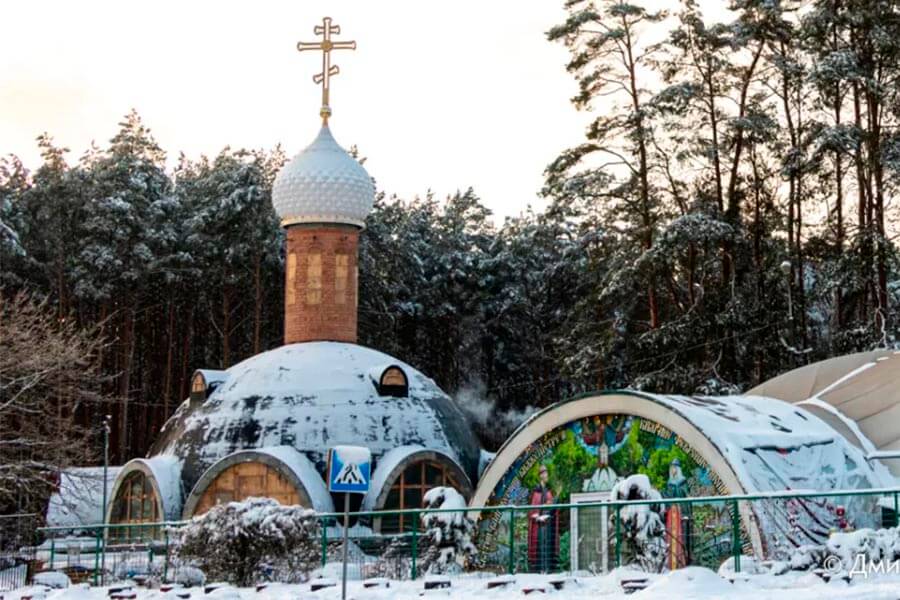 зима храм