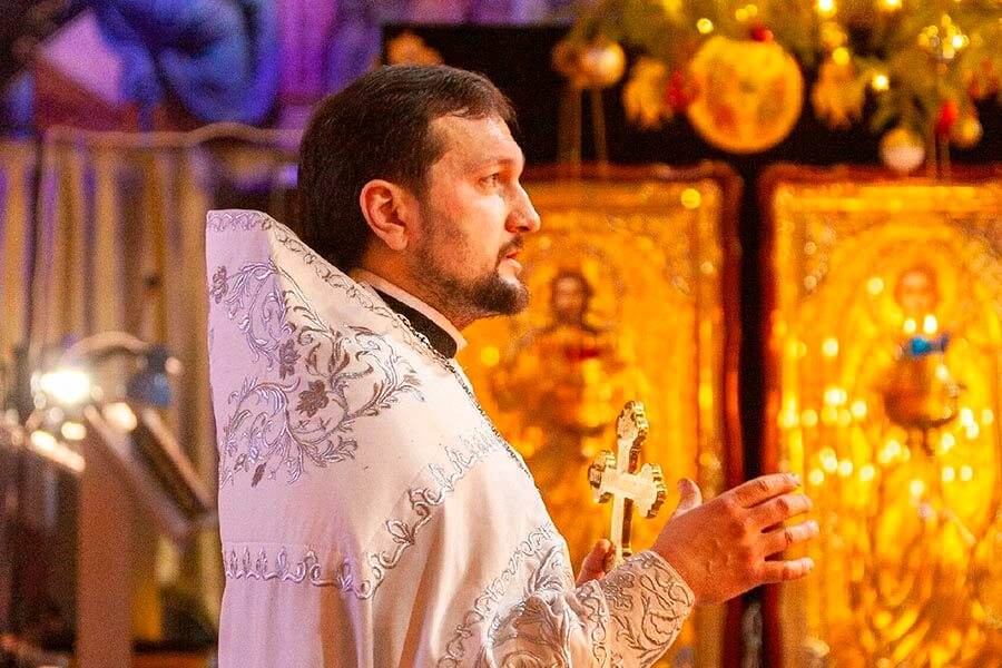 священник говорит проповедь