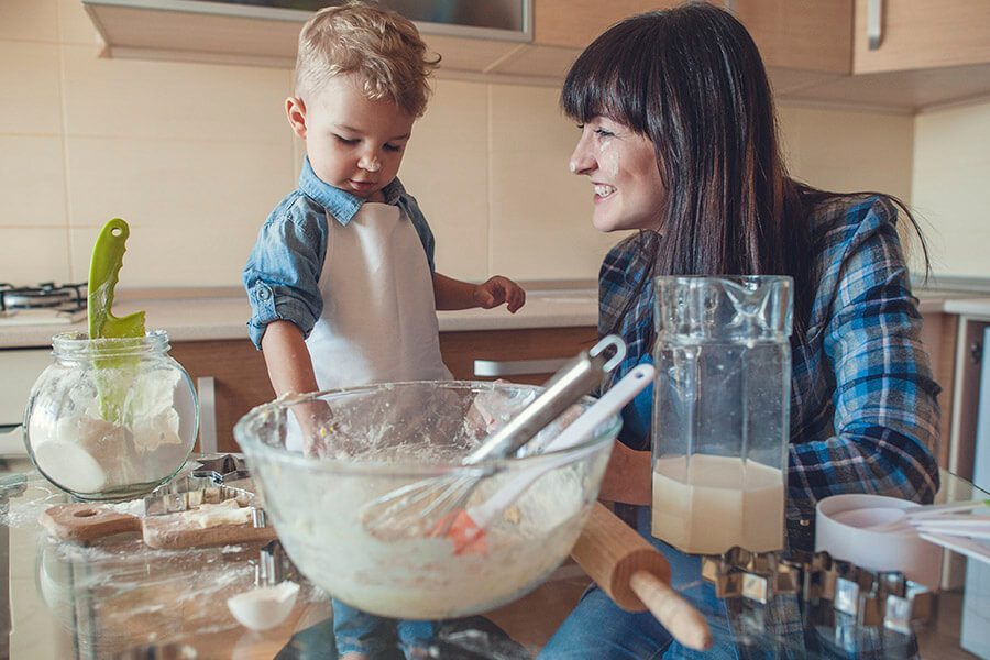 мама с малышом готовят