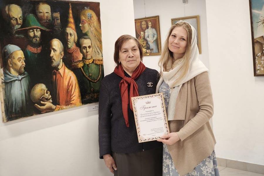 на художественной выставке