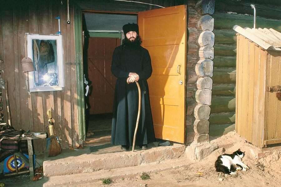 молодой монах