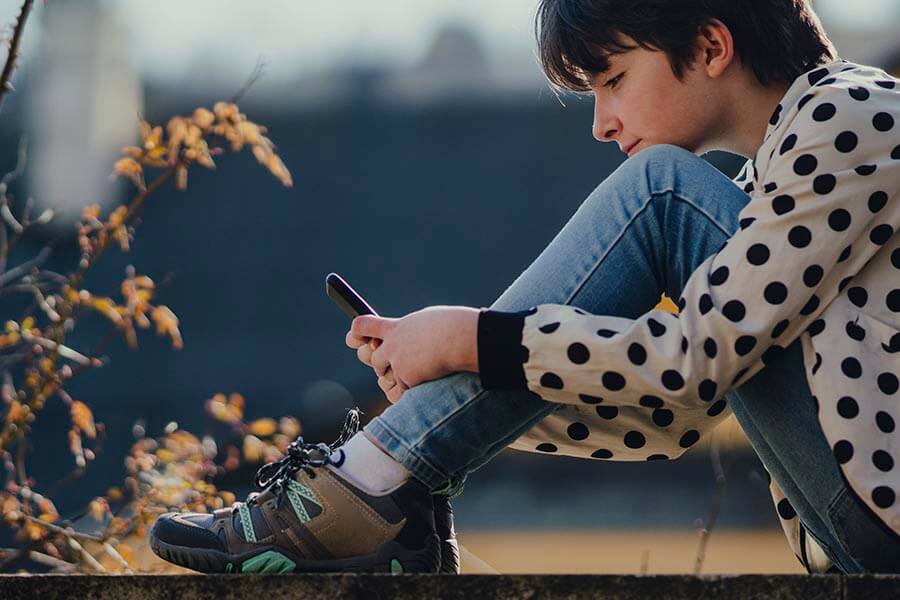 подросток с телефоном