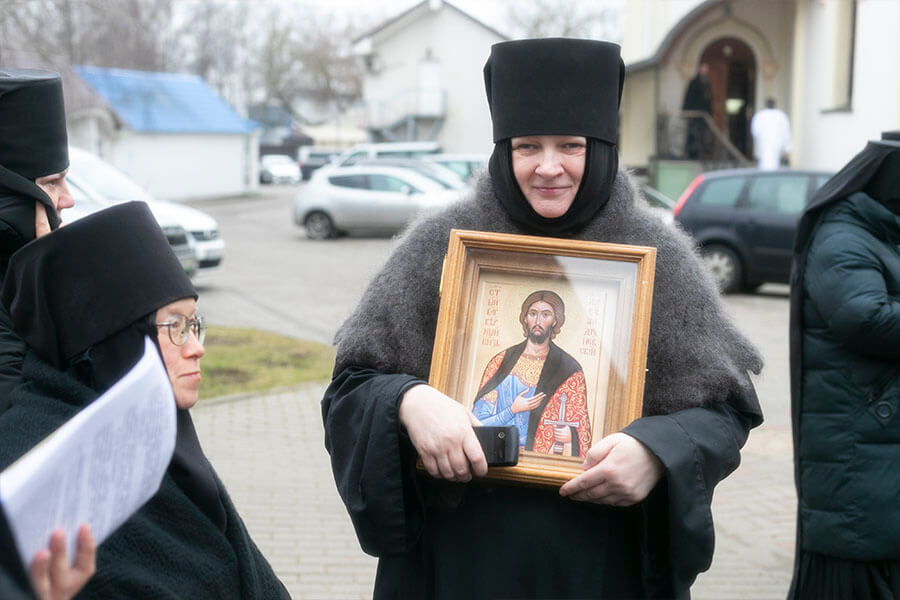 инокиня с иконой