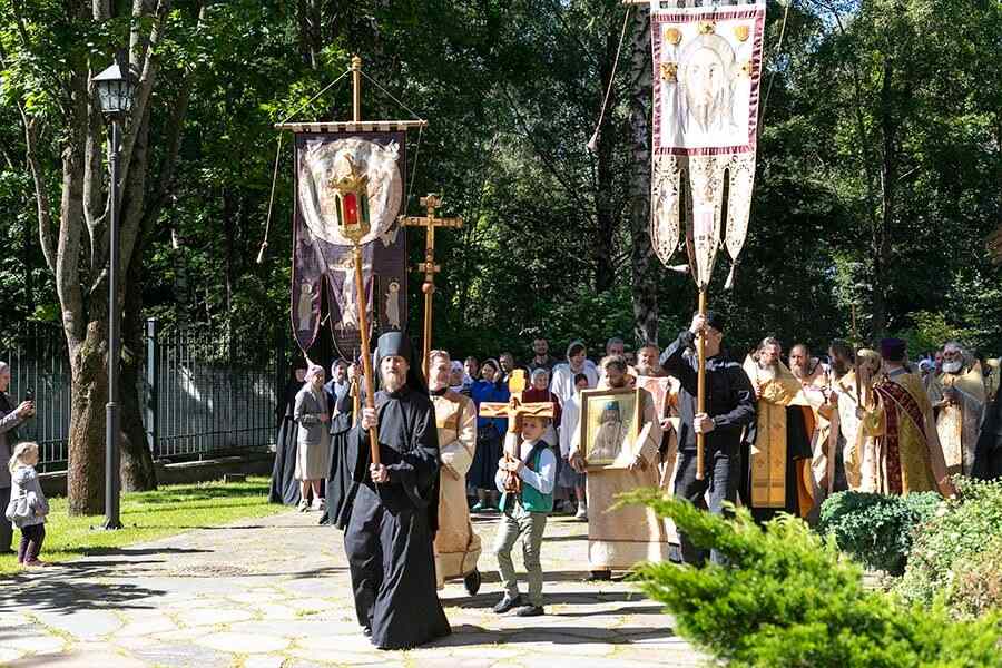 инок во главе крестного хода