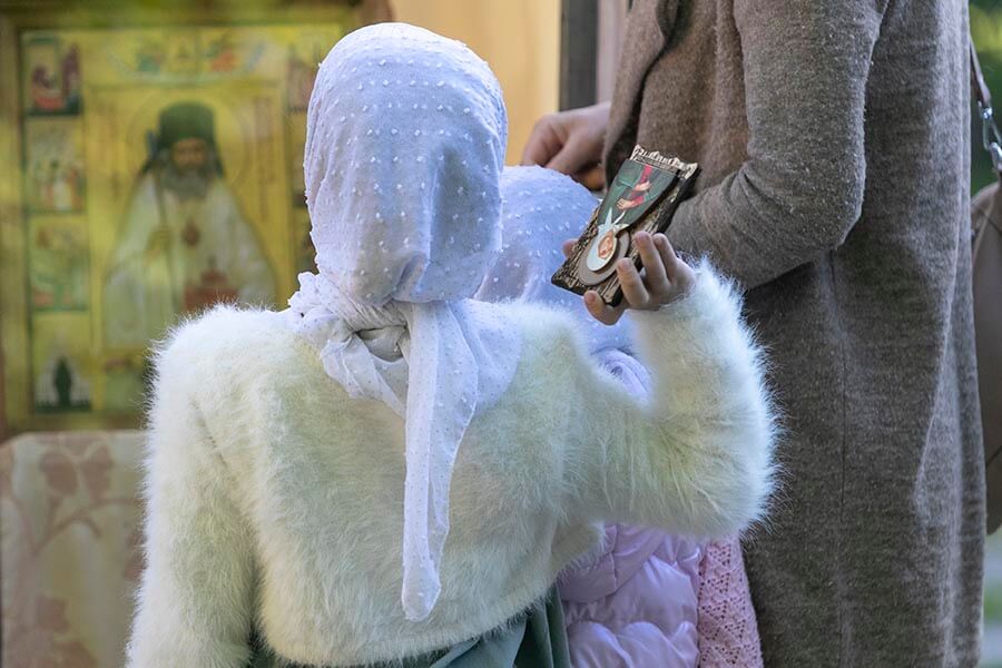 девочка в храме