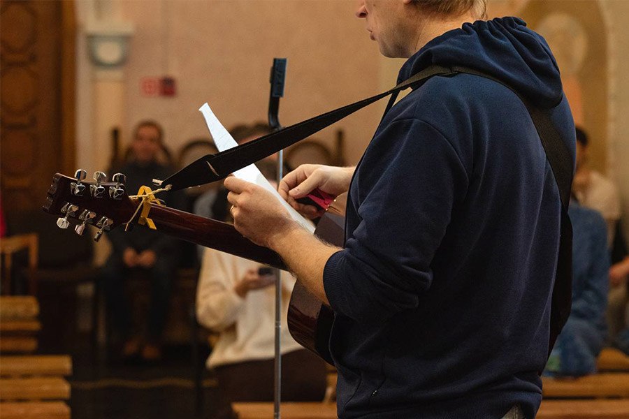 парень с гитарой