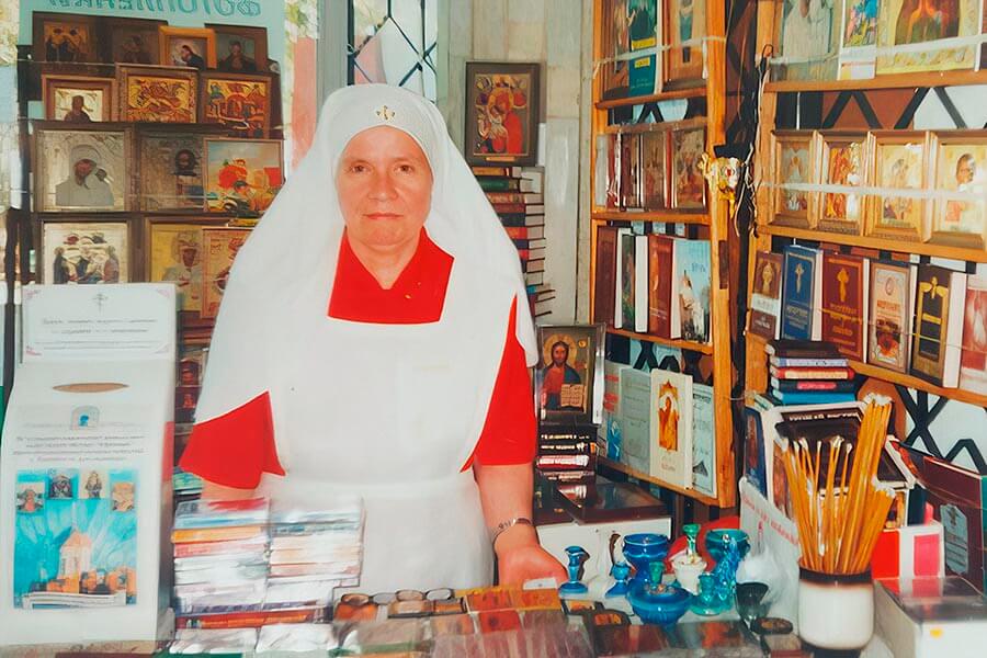 сестра милосердия в церковной лавке