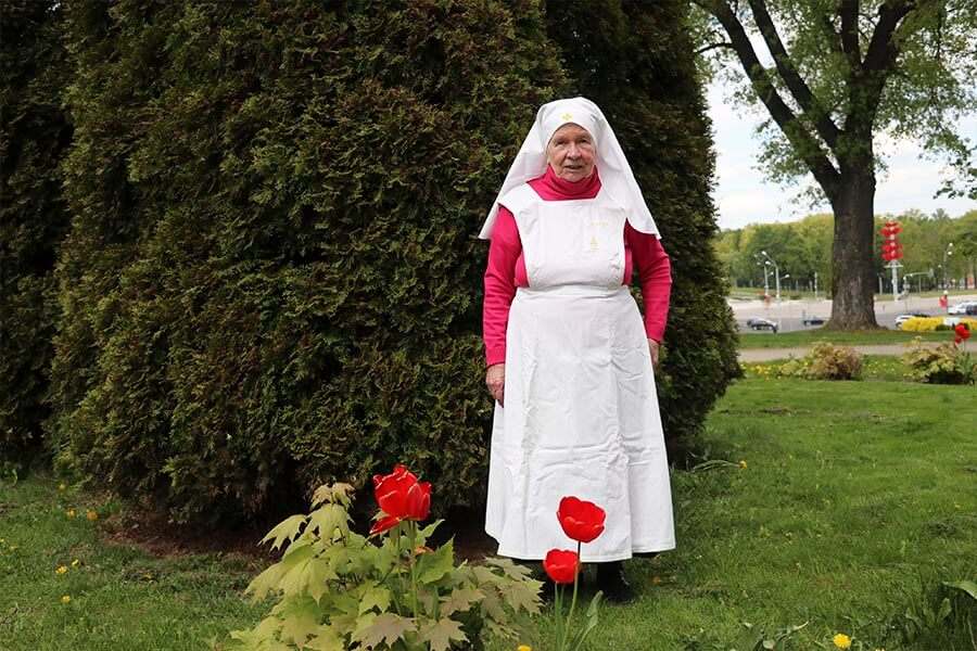 старенькая сестра милосердия