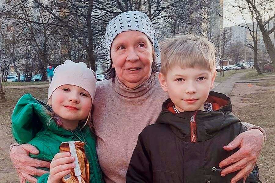 бабушка с внуками