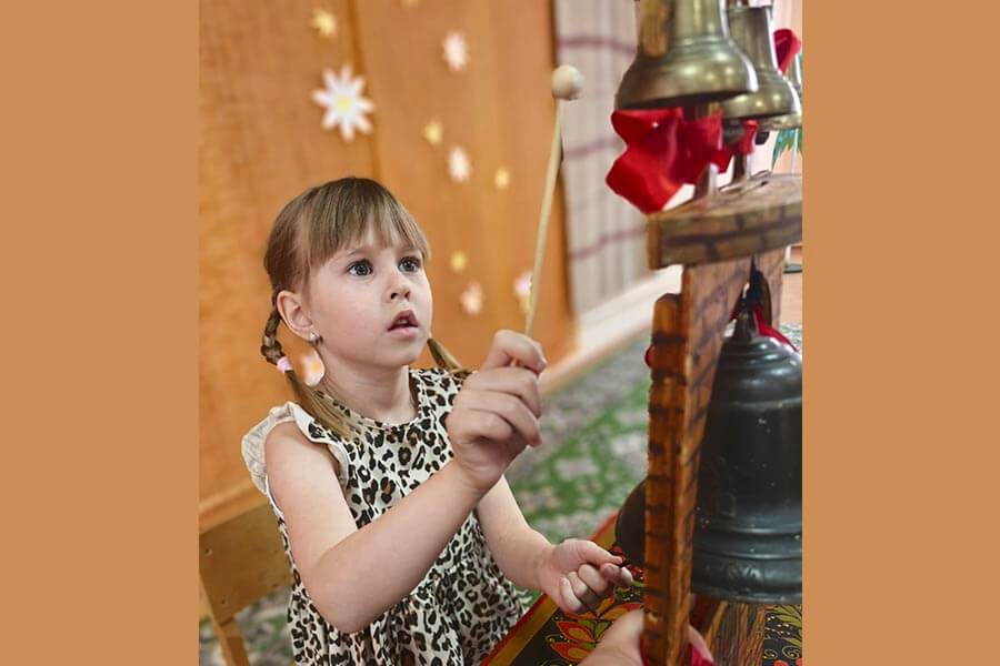 девочка звонит в колокола