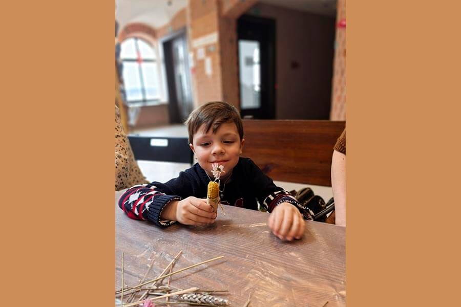 мальчик с поделкой