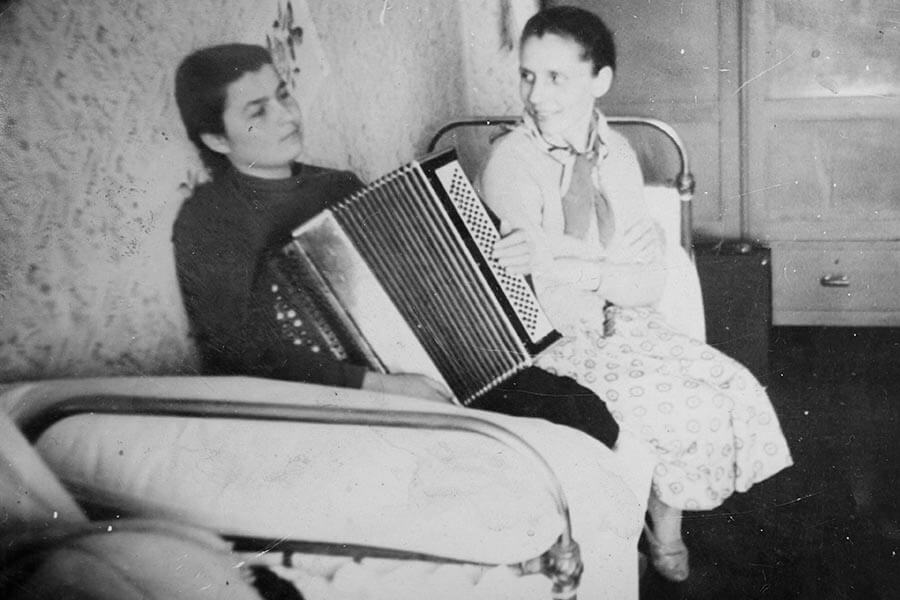 девушка с гармонью
