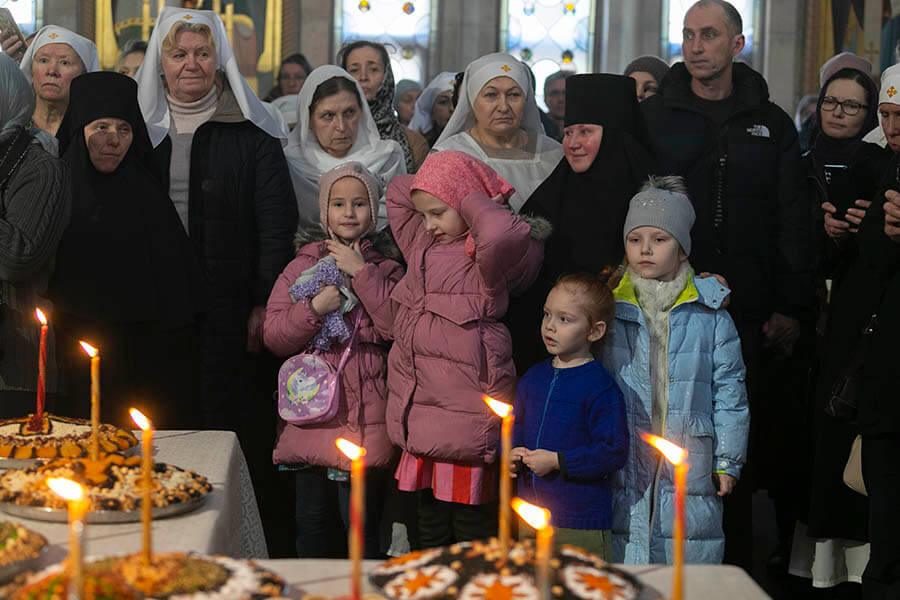 люди на молебном каноне 