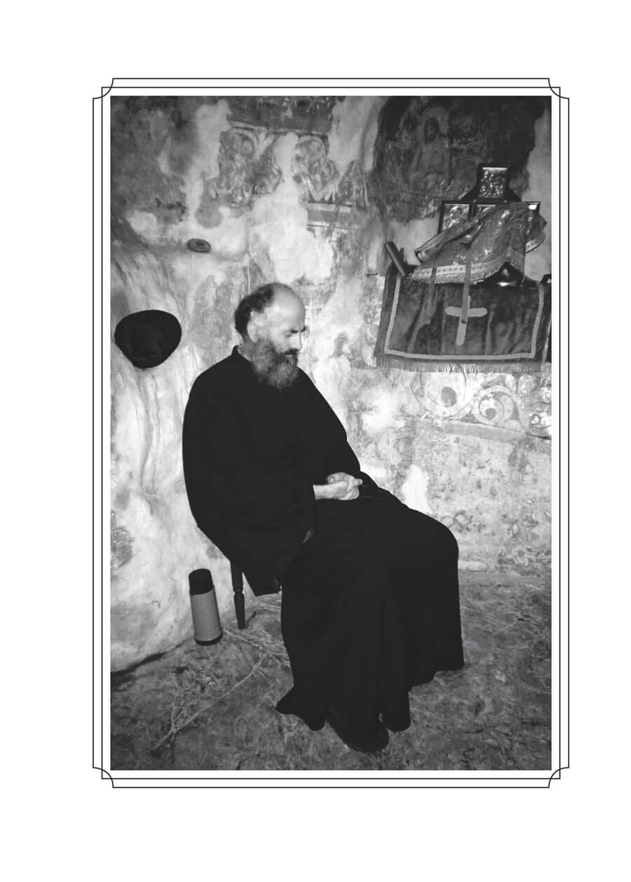 батюшка молится