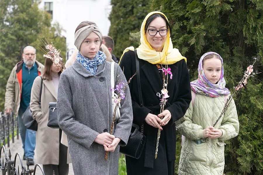 семья идет с вербами