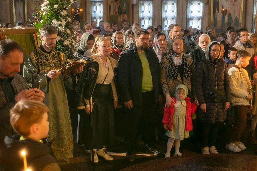 прихожане на празднике вербное воскресенье
