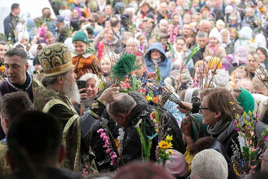 окропление людей на праздник