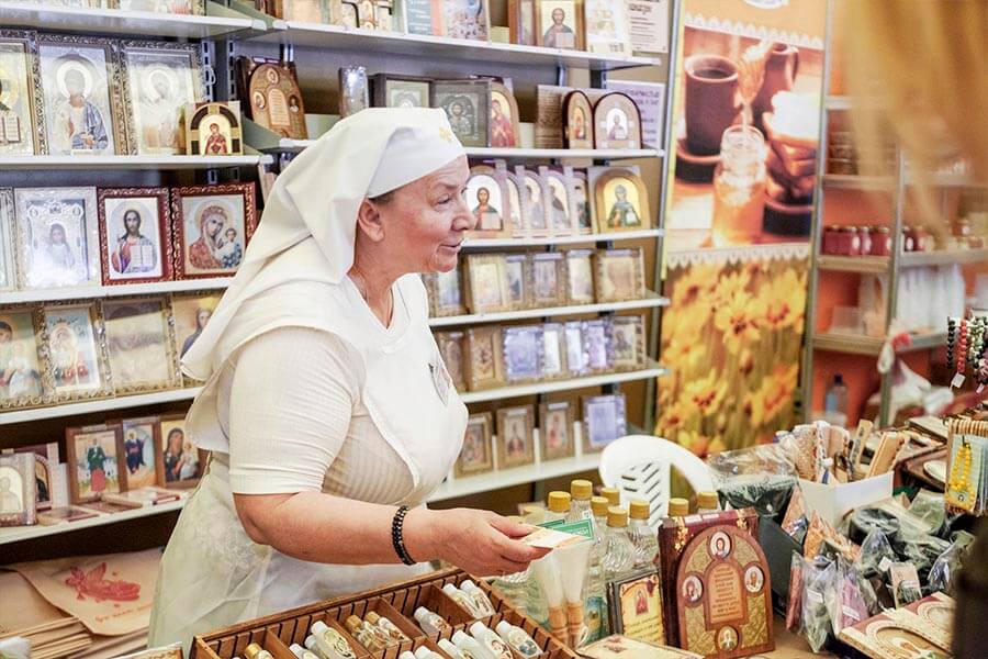 сестра милосердия на выставке