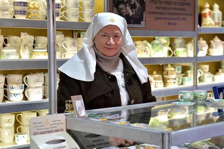 сестра милосердия на выставке