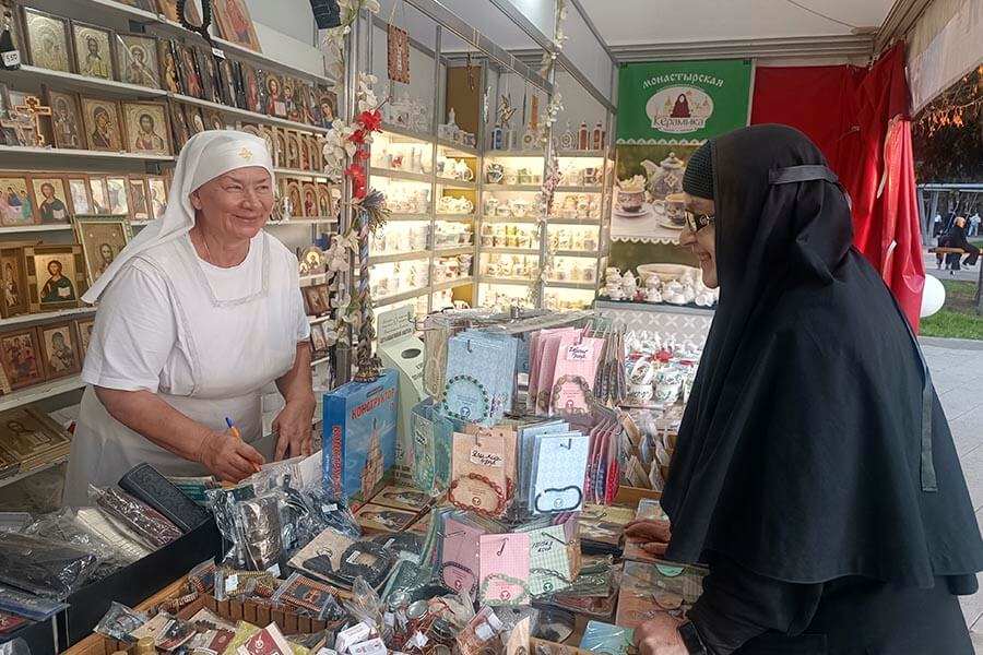 сестра милосердия на выставке