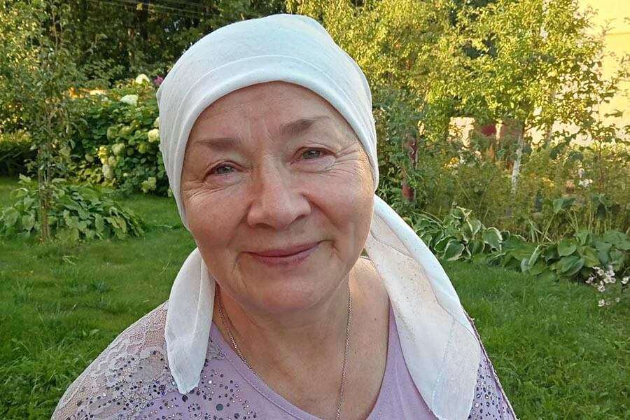 женщина в платочке