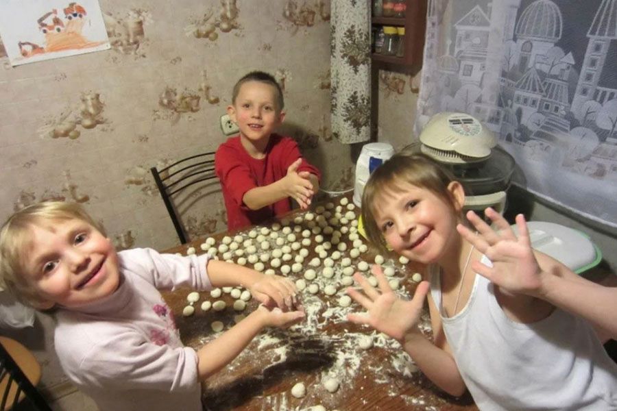 дети лепят тесто