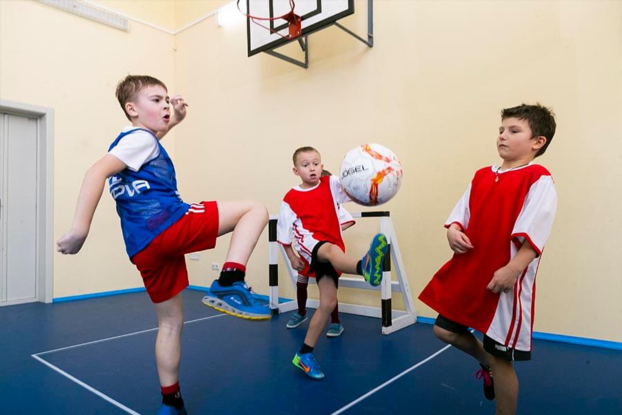 дети занимаются спортом