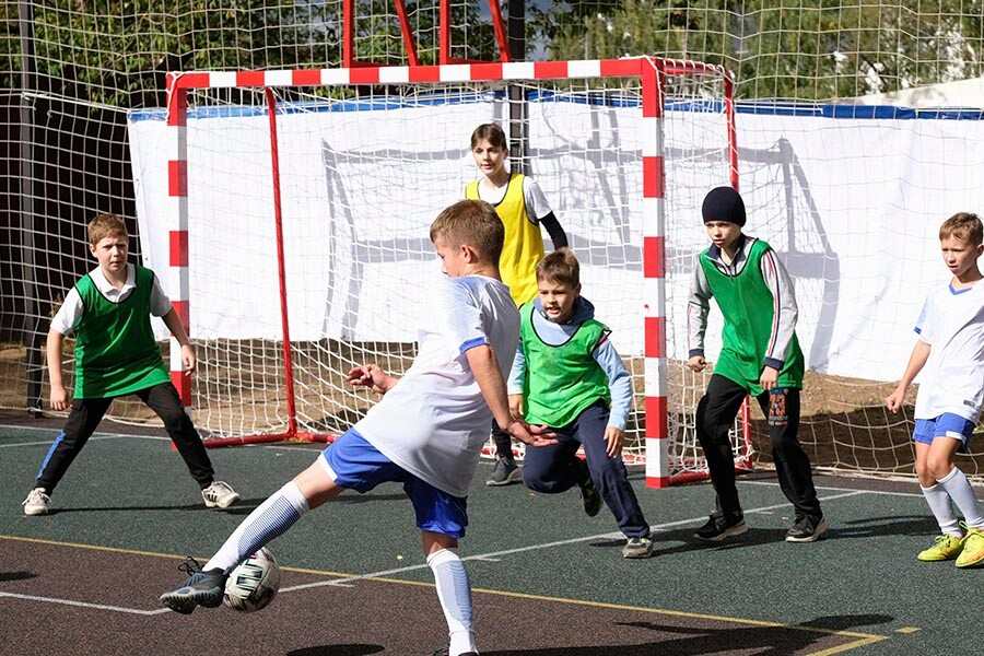 дети играют в футбол