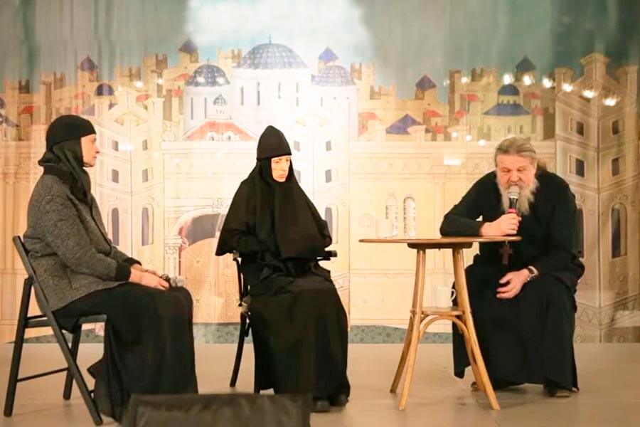 монахини на встрече с духовником