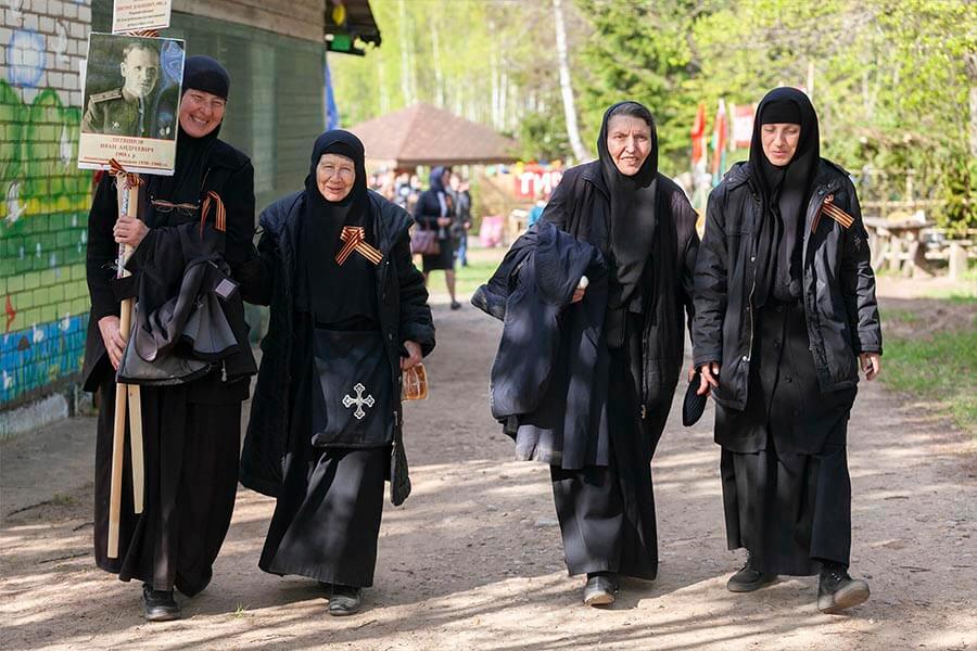 монахини участницы бессмертного полка