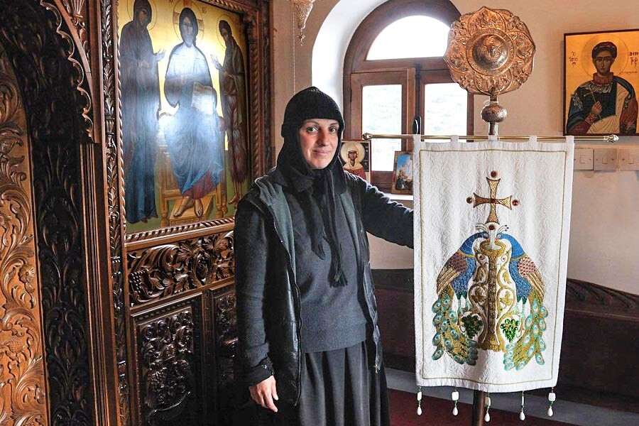 монастырская сестра с хоругвью