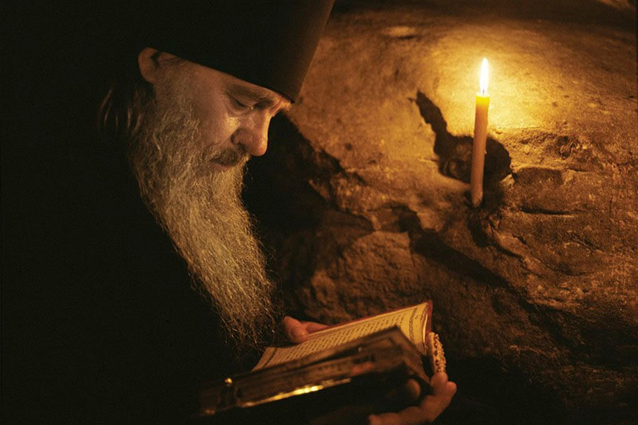 монах молится