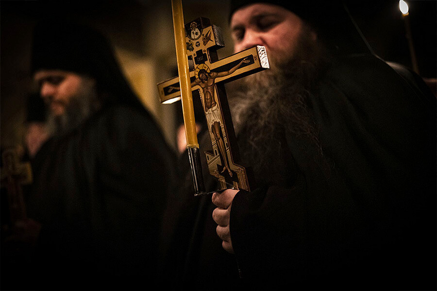 монах с крестом