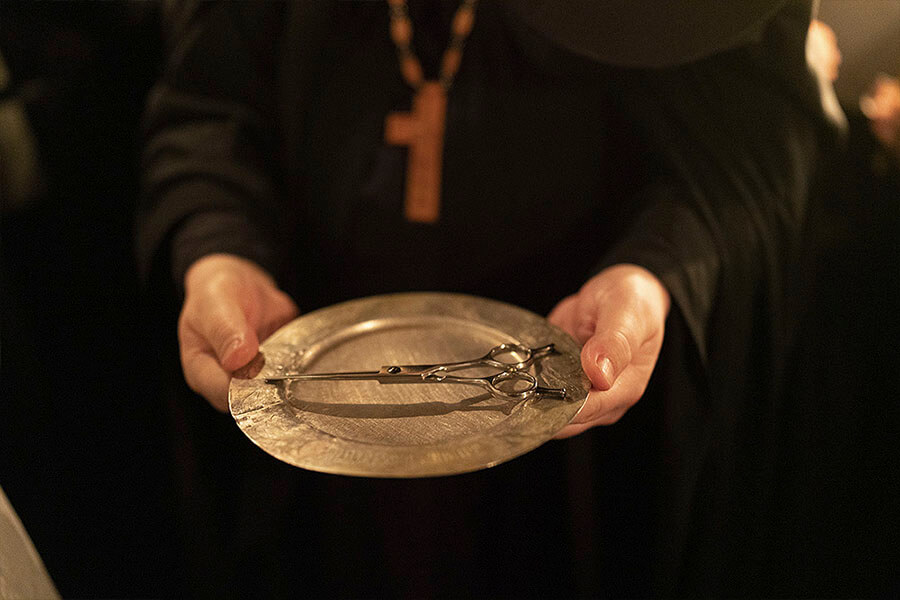 монахини со свечами