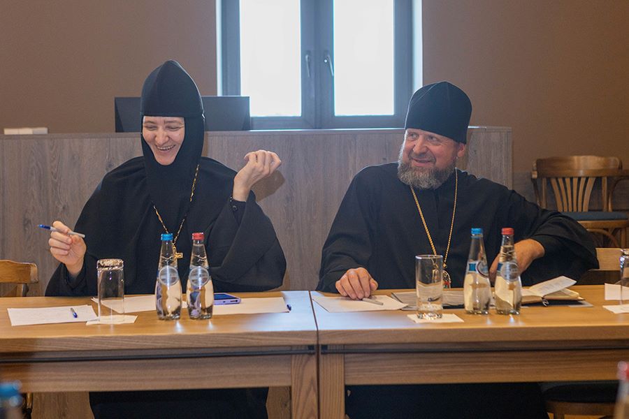 улыбающаяся настоятельница