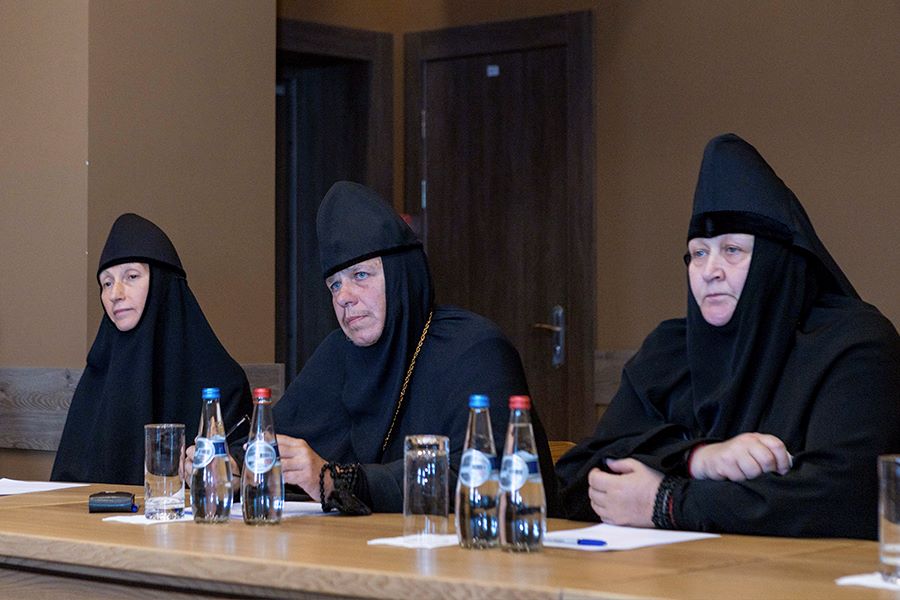 три монахини