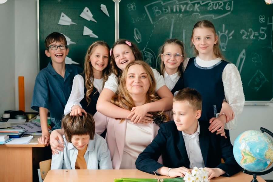 школьники с учительницей