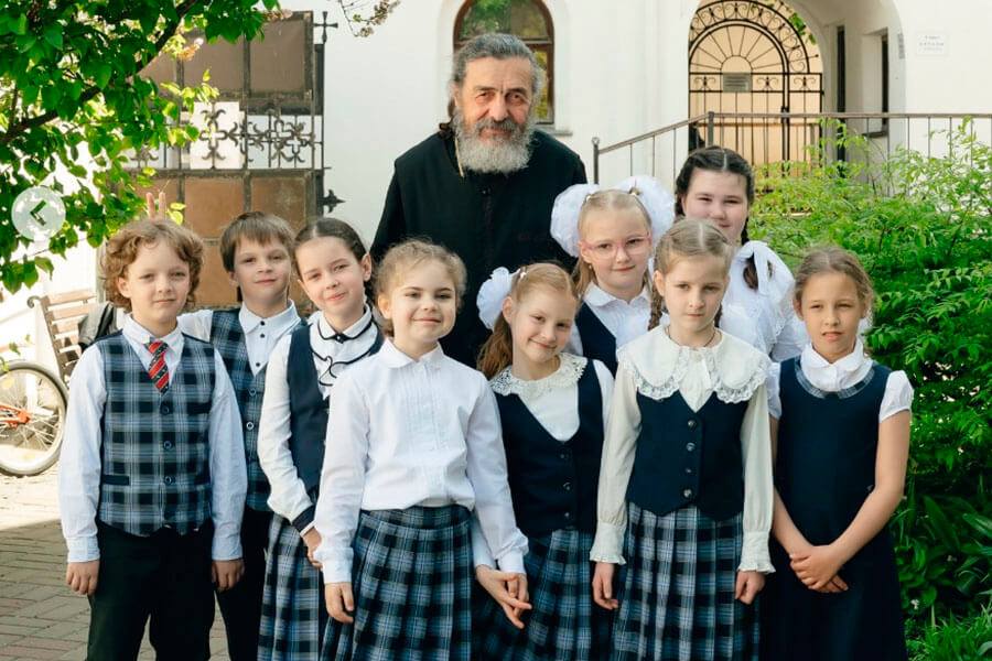 священник в школе
