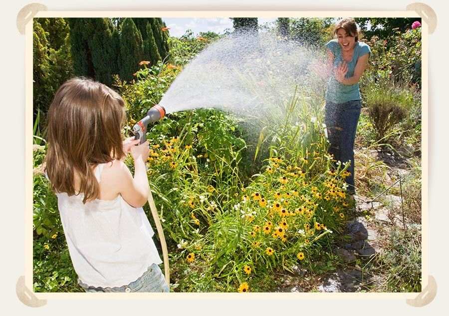 девочеа обливается водой