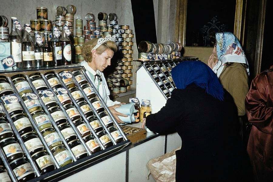 продавщица в гастрономе